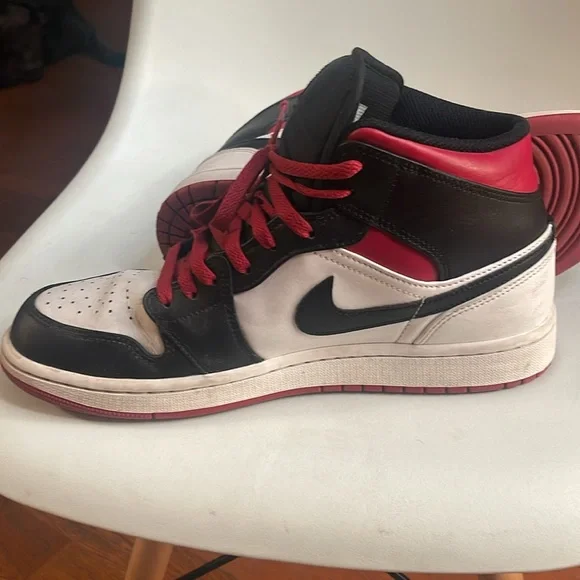 Nike Air Jordan Black and White Sneakers Mid Top - Picture 6 of 9